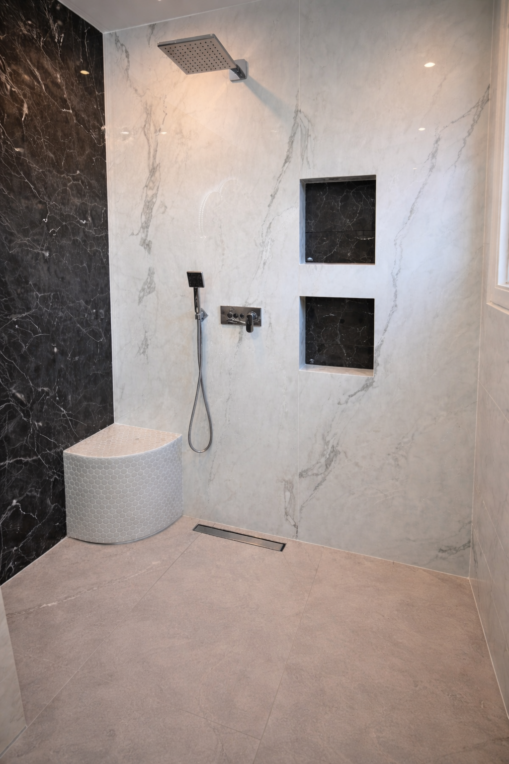 Douche après, marbre blanc et noir