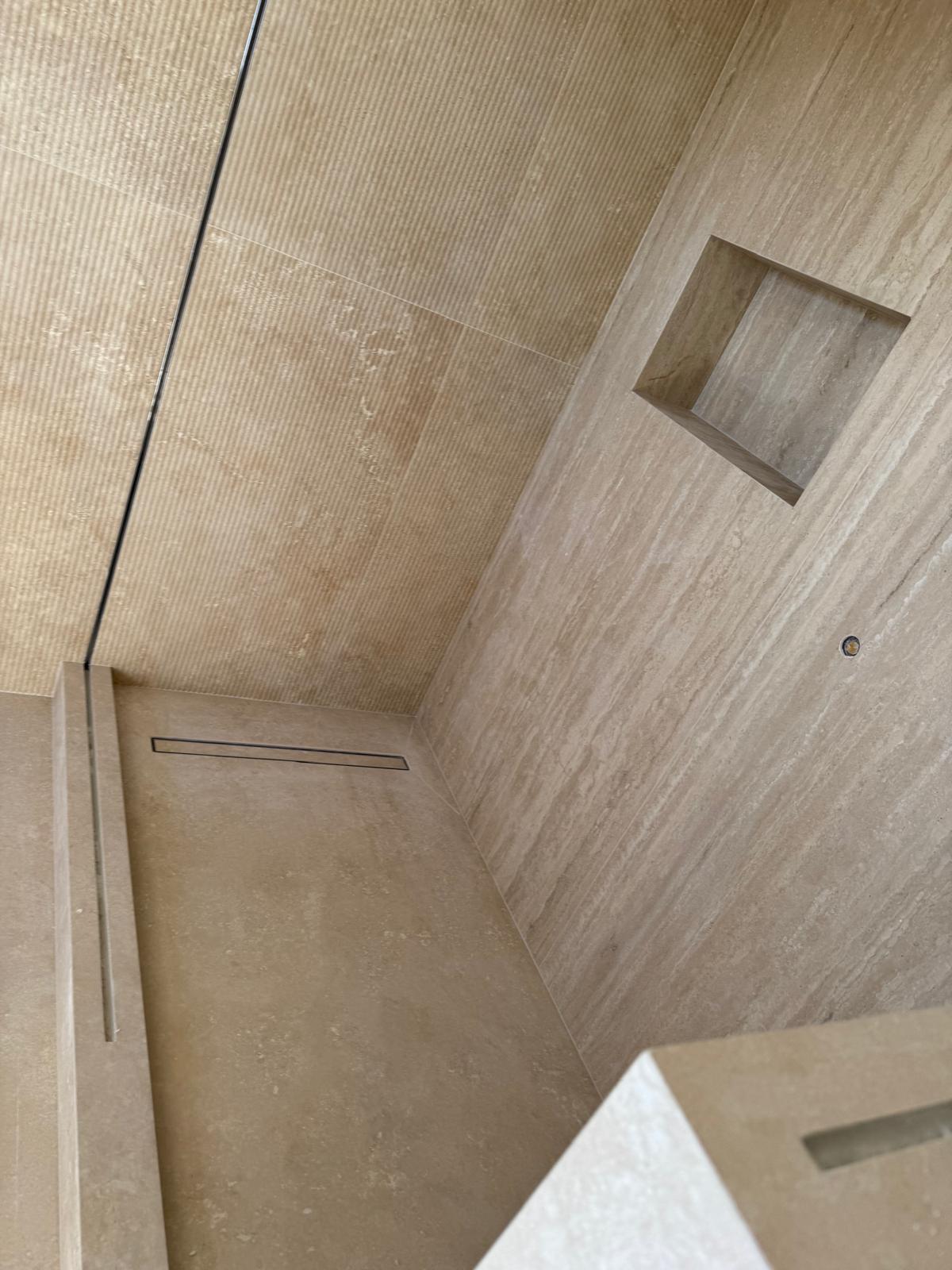 Douche après, travertin et niche