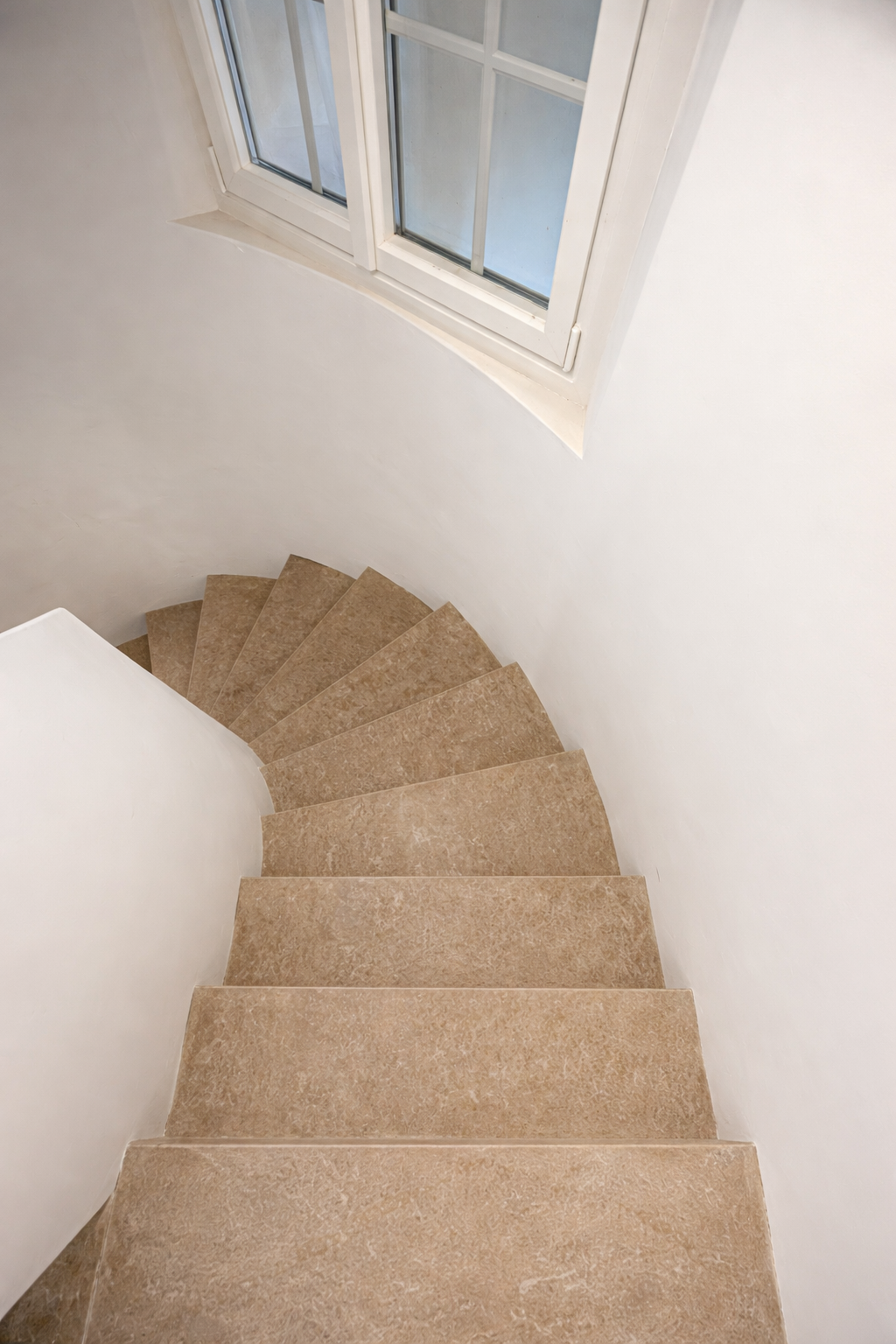 Escalier colimaçon travertin
