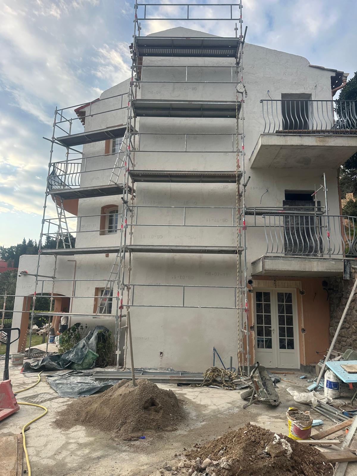 Façade avant, échafaudage et enduit en cours