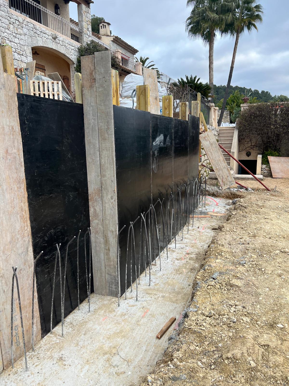 Coffrage banché du mur de soutènement béton armé avant parement pierre