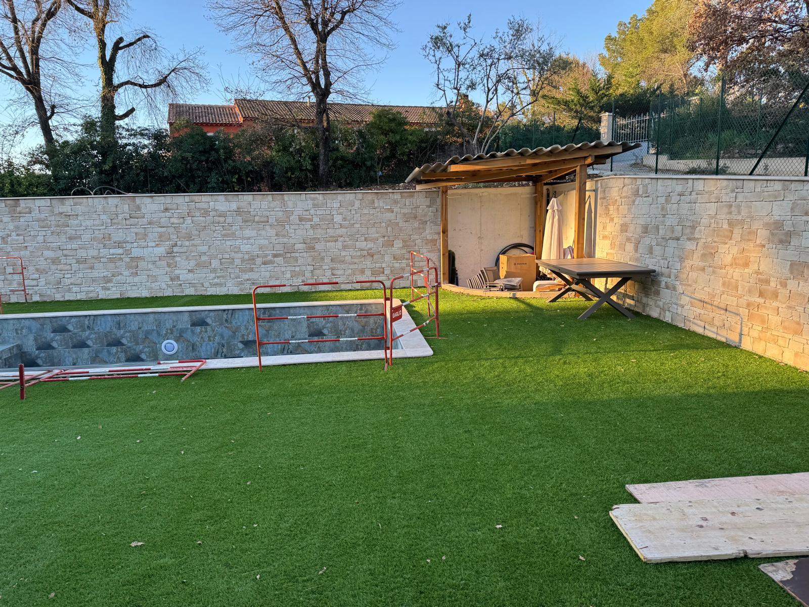 Aménagement complet, piscine, jardin et pool house en finition