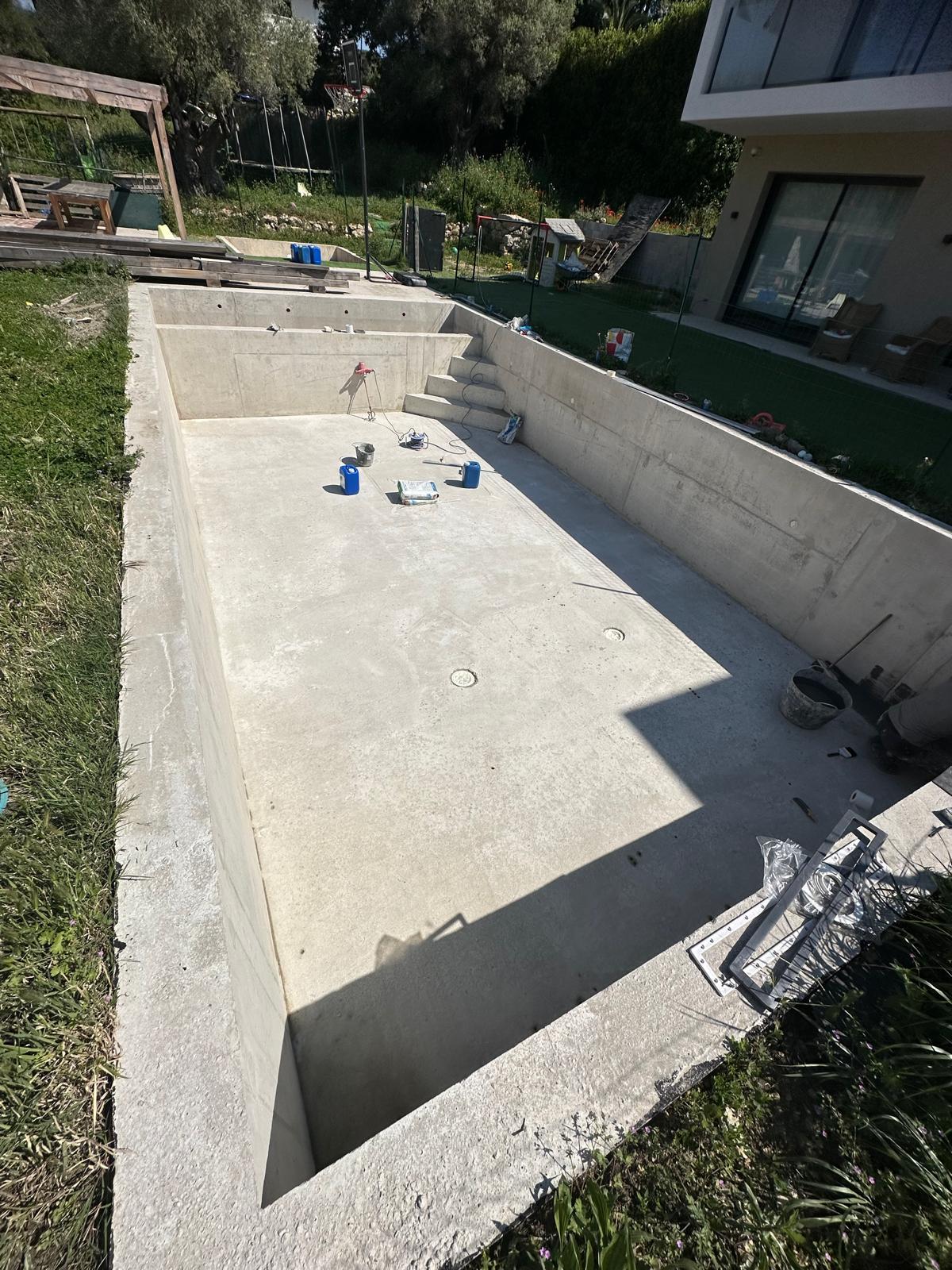Bassin de piscine en béton armé terminé avec escalier intégré
