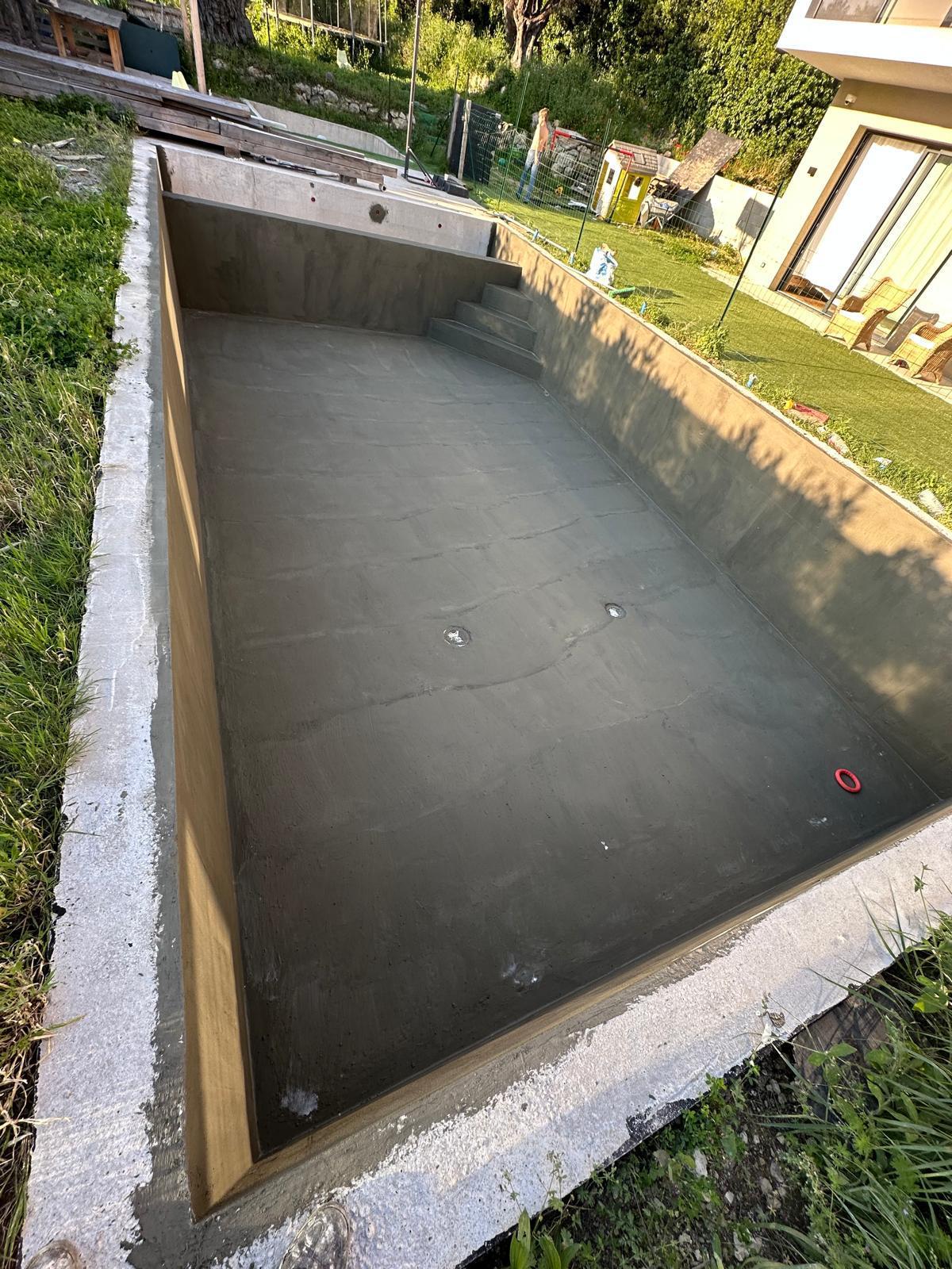 Étanchéité grise appliquée sur bassin de piscine avant pose carrelage
