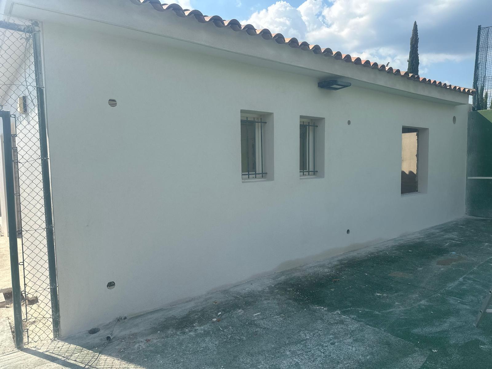 Façade arrière terminée avec génoise tuile et fenêtres ferronnerie