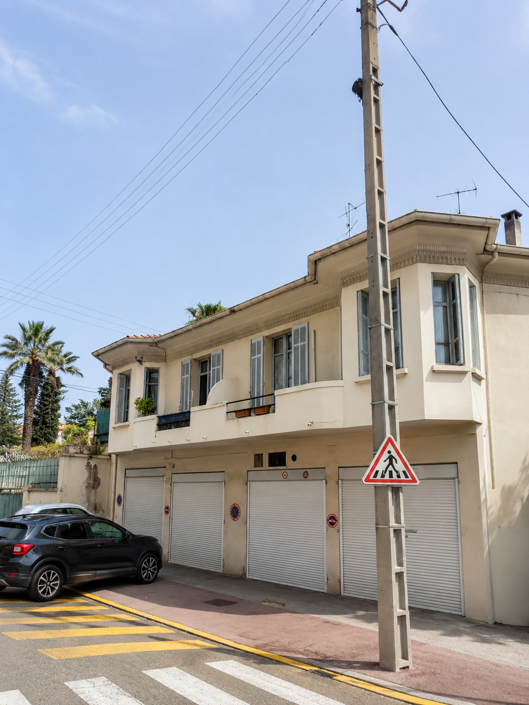 État actuel du bâtiment, façade rue avec garages, programme 4 logements Côte d'Azur
