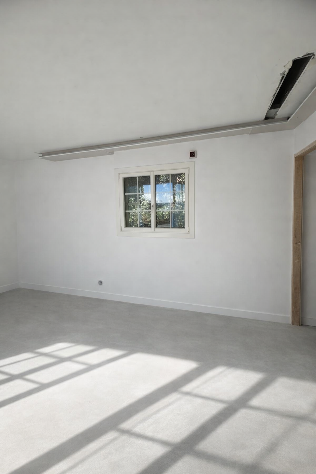 Salon avant, pièce vide murs bruts