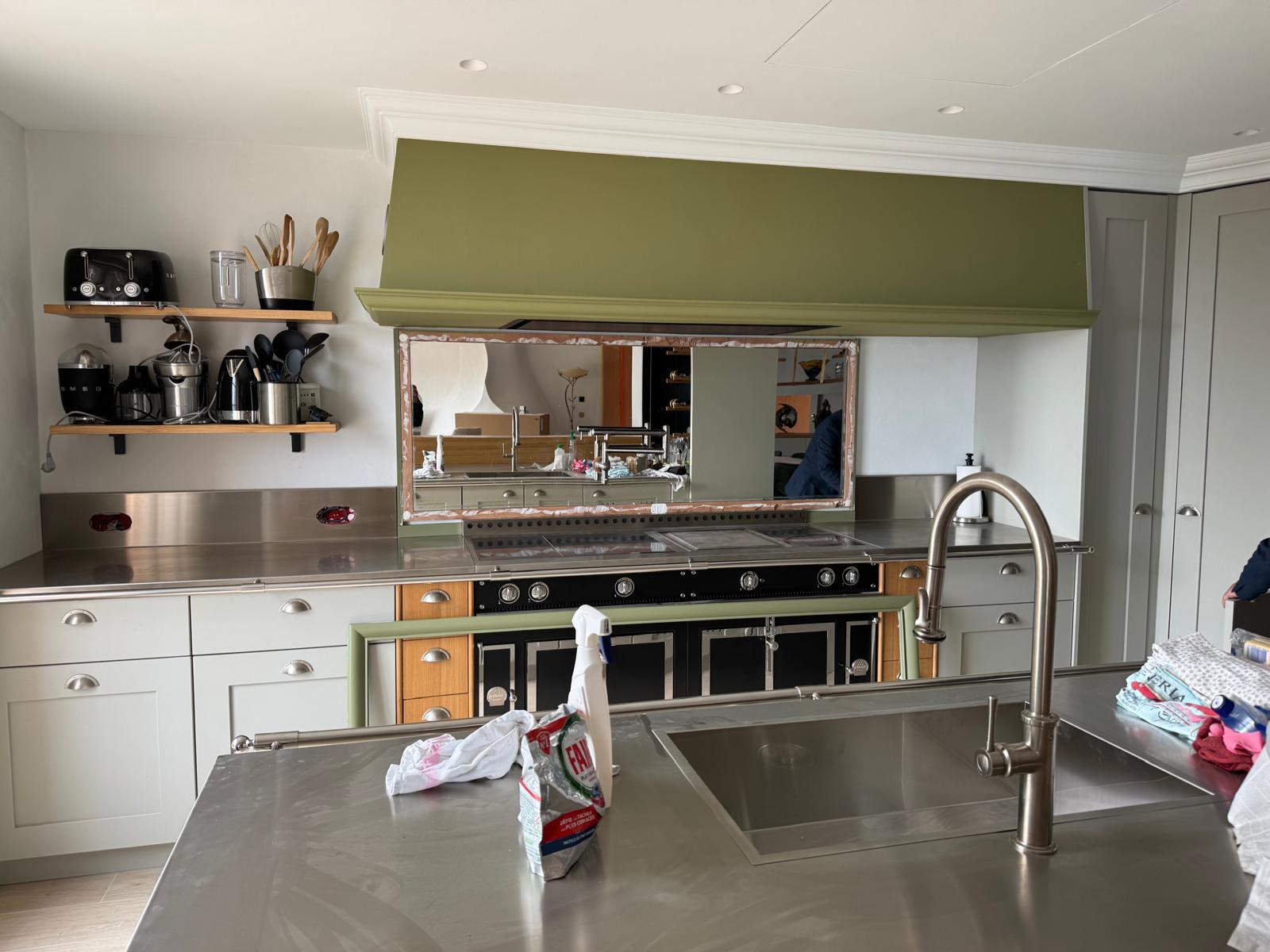 Cuisine professionnelle avec piano La Cornue et hotte vert olive, Théoule-sur-Mer