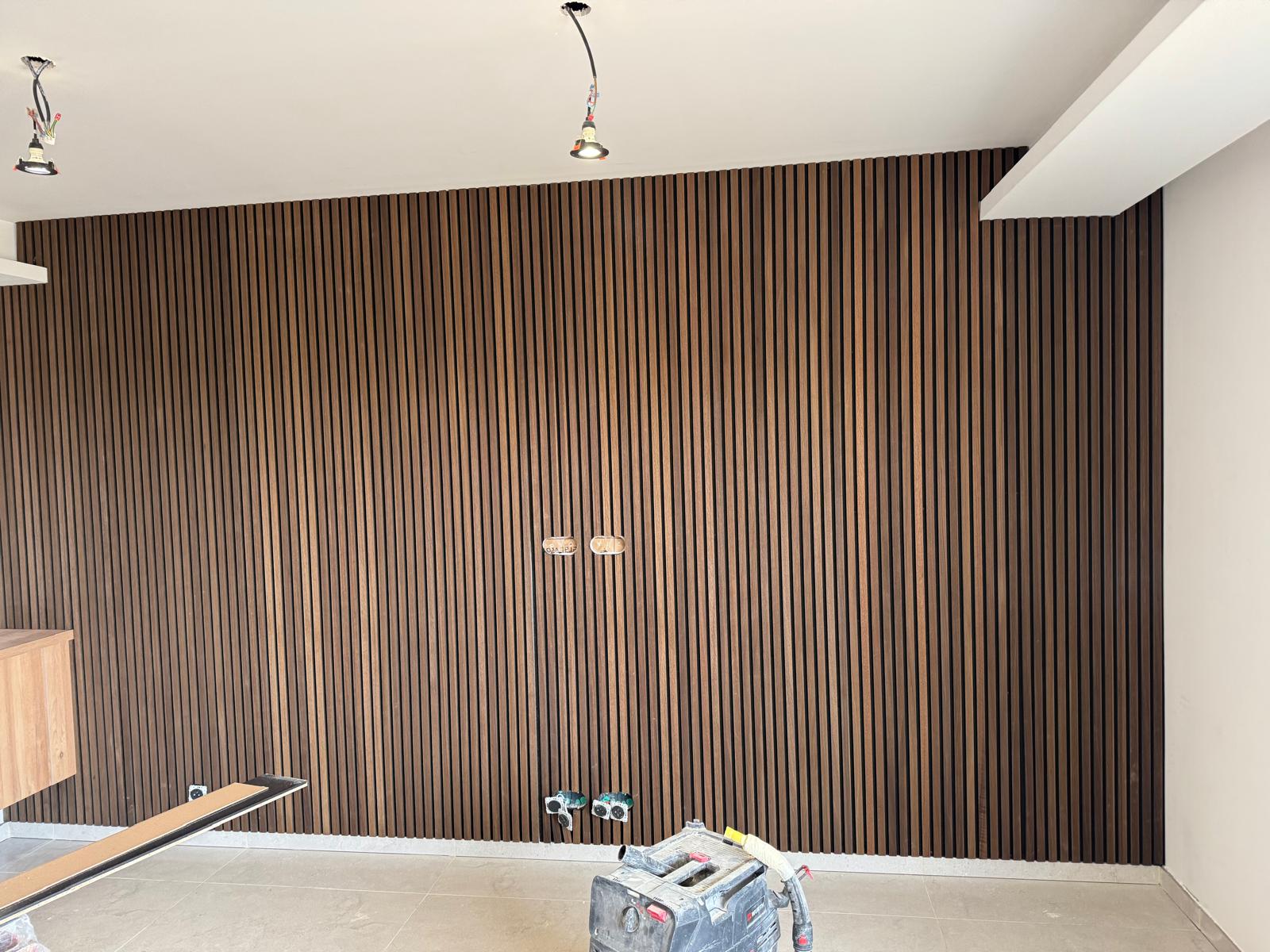 Habillage mural sur mesure en tasseaux de bois noyer, Théoule-sur-Mer