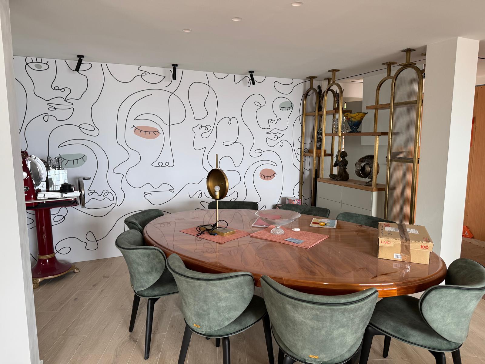 Salle à manger contemporaine avec papier peint graphique et table laiton, Théoule-sur-Mer